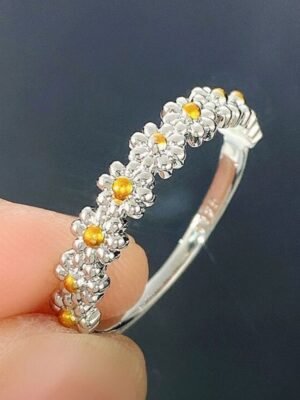 SWEET DAISY FLOWER RING (ADJUSTABLE)